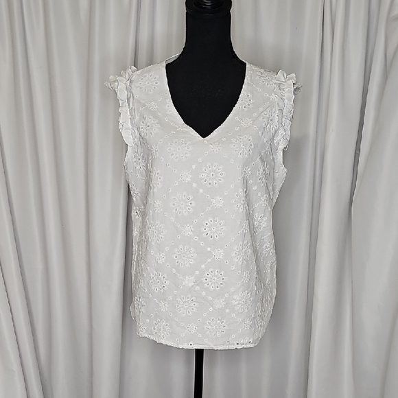 Elegant Sleeveless Eyelet Blouse Lined In The Front Not In The Back It's Darling - Picture 1 of 3